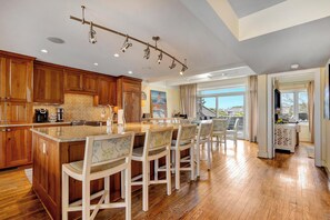 Maison, Plusieurs lits, cuisine, vue sur l’océan (OCEAN DRIVE 26) | Restauration
