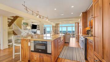 House, Multiple Beds, Kitchen, Ocean View (OCEAN DRIVE 26) | Private kitchen | Fridge, microwave, oven, stovetop