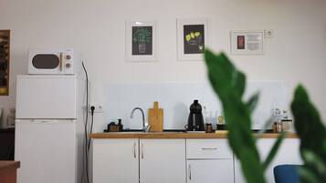 Coffee/tea maker, fridge, microwave, stovetop