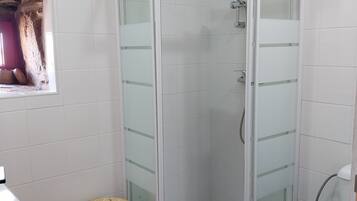 Een douche, een haardroger, handdoeken, zeep