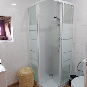 Shower, hair dryer, towels, soap - Charming apartment with WiFi and AC in marvelous Fontelo (Fontelo)