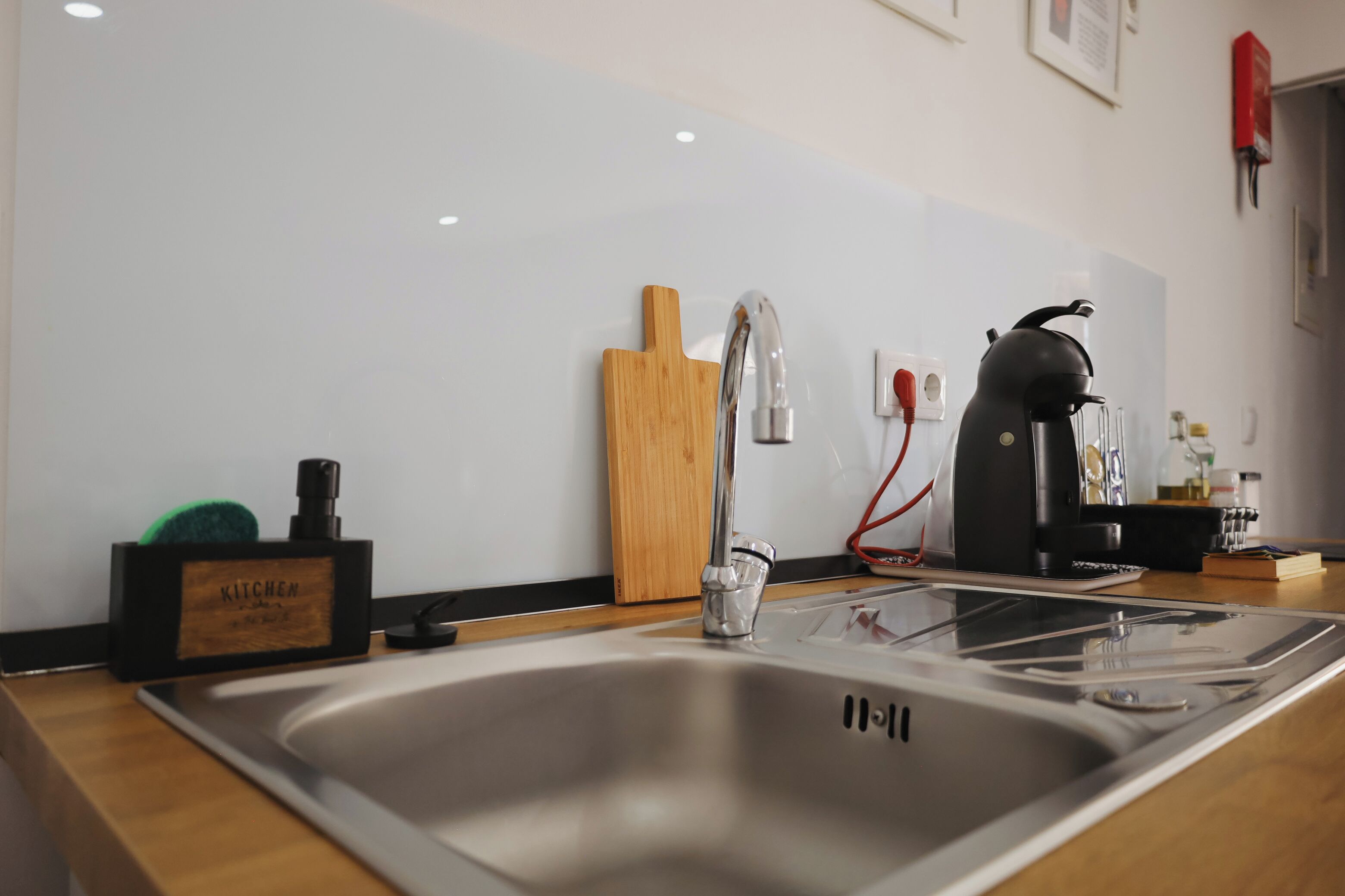 Wasserkocher mit Kaffee-/Teezubehör, Kühlschrank, Mikrowelle, Herdplatte