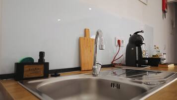 Wasserkocher mit Kaffee-/Teezubehör, Kühlschrank, Mikrowelle, Herdplatte