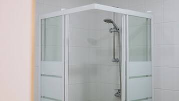 Dusche, Haartrockner, Handtücher, Seife