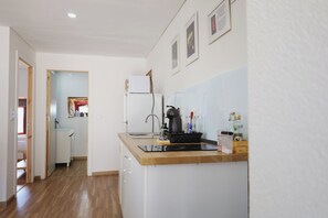 Coffee/tea maker, fridge, microwave, stovetop