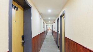 Un couloir d’hôtel avec des portes numérotées 8120, 8121 et 8122.