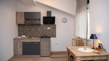 Comfort Studio | Private kitchenette | Mini-fridge, stovetop, cookware/dishes/utensils