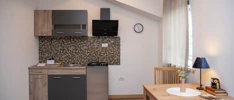 Comfort Studio | Private kitchenette | Mini-fridge, stovetop, cookware/dishes/utensils