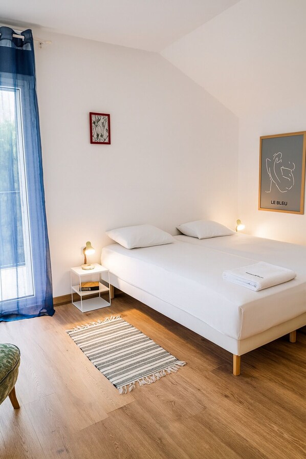 Espacio para trabajar con laptop, wifi gratis y ropa de cama