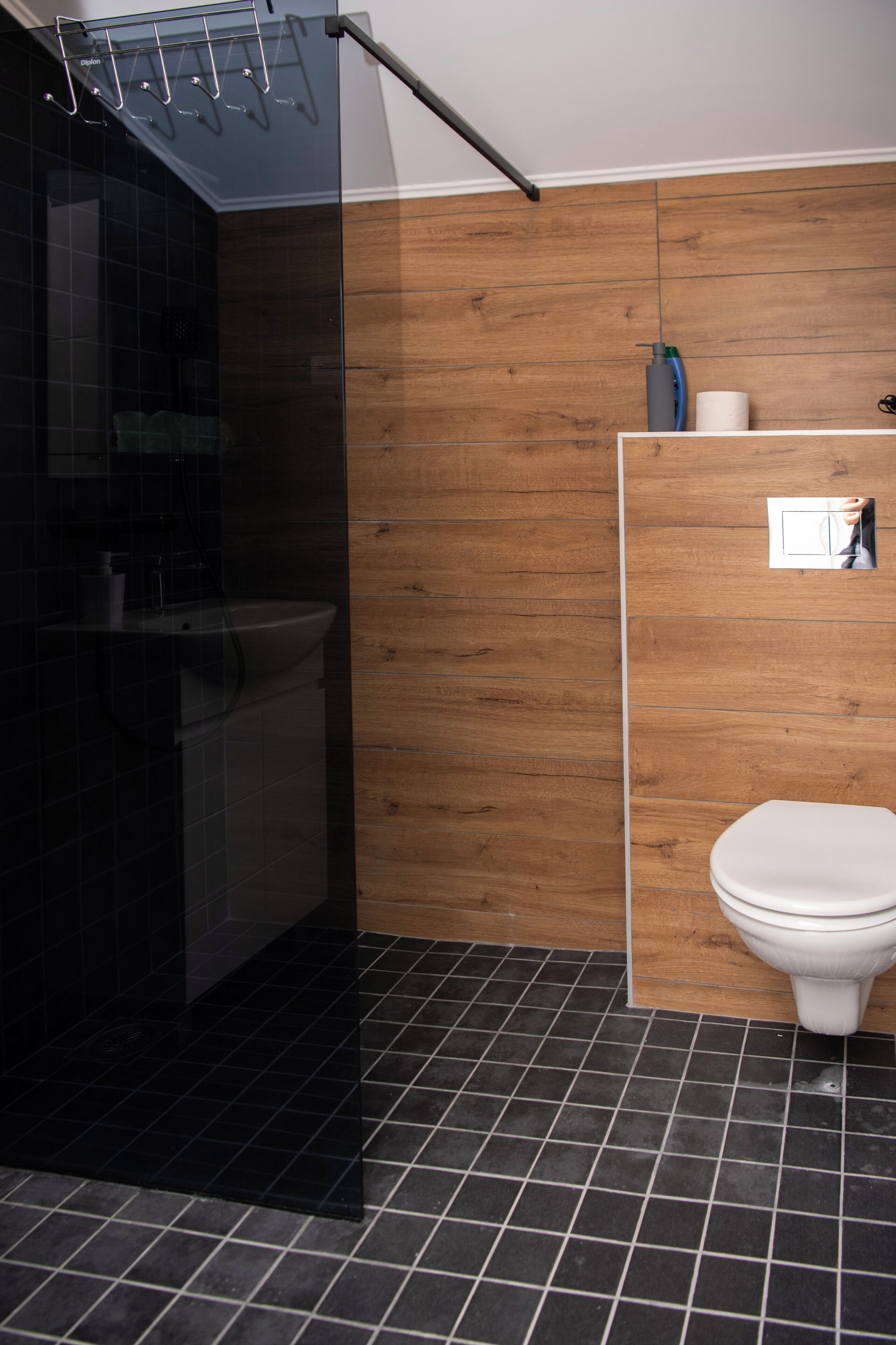 Comfort studio suite, niet-roken, balkon | Badkamer | Een douche, een haardroger, handdoeken, zeep
