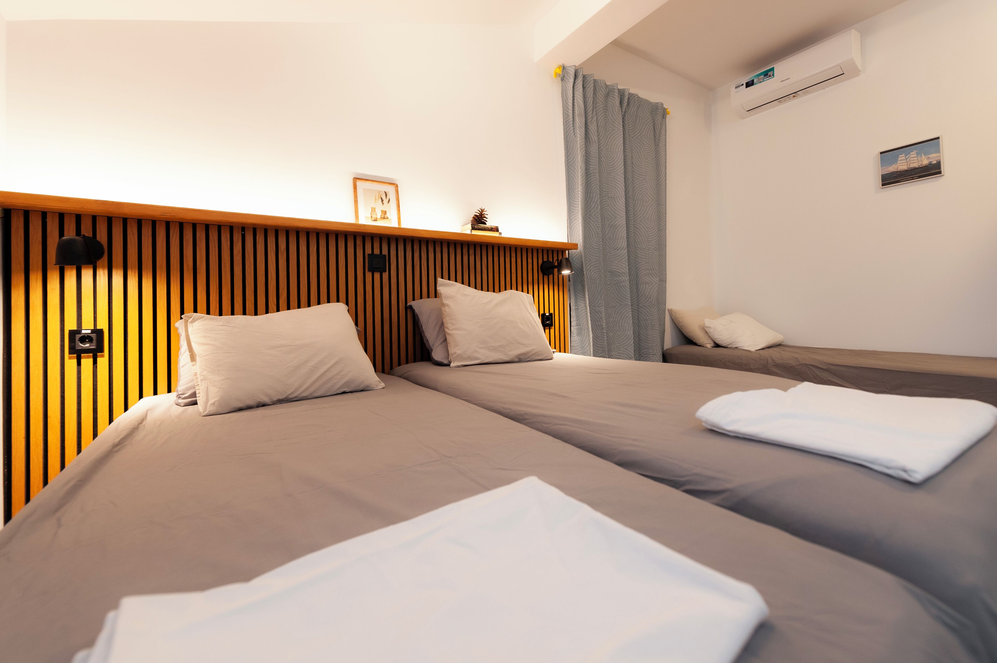 Habitación cuádruple Confort | Escritorio, espacio para trabajar con laptop y wifi gratis 