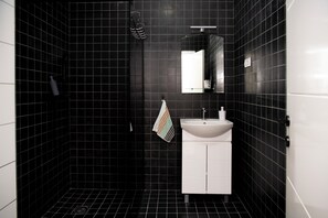 Comfort Studio | Bathroom | Shower, hair dryer, towels, soap