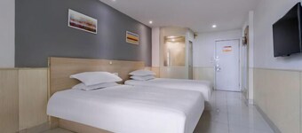 Yijia Hotel (Songjiang University Town Metro Station)