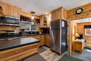 Fridge, microwave, oven, stovetop - Pet Friendly~Lake Almanor~BoatRamp~Cozy Lakeside (Lake Almanor)