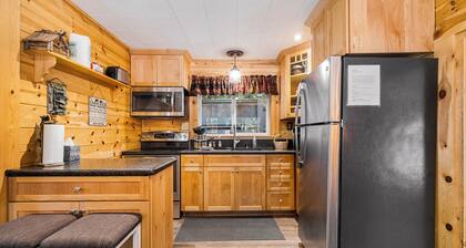 Cozy Lakeside Cabin~Lake Almanor~BoatRamp~Pets~Fun