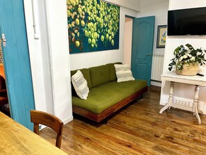 Familieleilighet, 2 soverom, kjøkken | Oppholdsområde | En 24-tommers TV med digitale kanaler