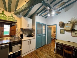 Familieleilighet, 2 soverom, kjøkken | Oppholdsområde | En 24-tommers TV med digitale kanaler