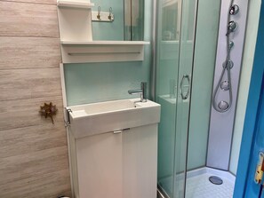 Douche, sèche-cheveux, serviettes fournies, savon