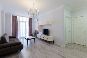 Egyptian cotton sheets, premium bedding, desk, laptop workspace - Astalanya Resort (Shakhagach)
