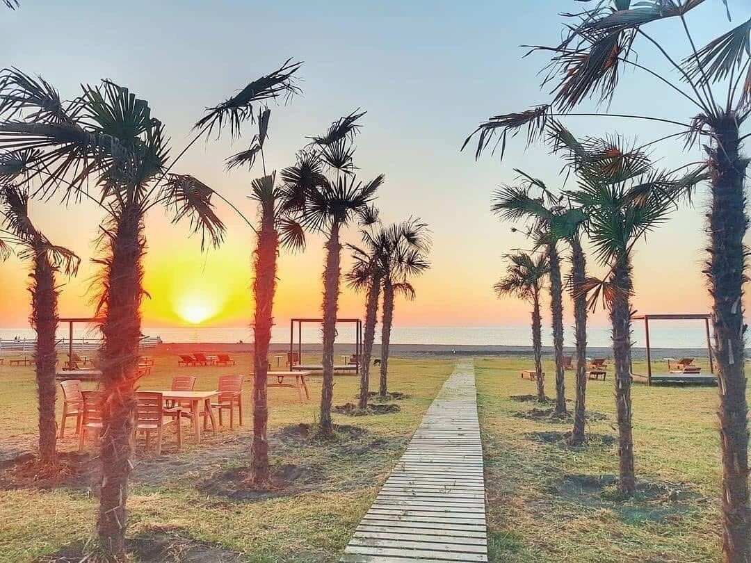 Accommodatie ligt op het strand, zwart zand