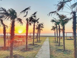 Am Strand, schwarzer Sandstrand, kostenloser Shuttle zum Strand