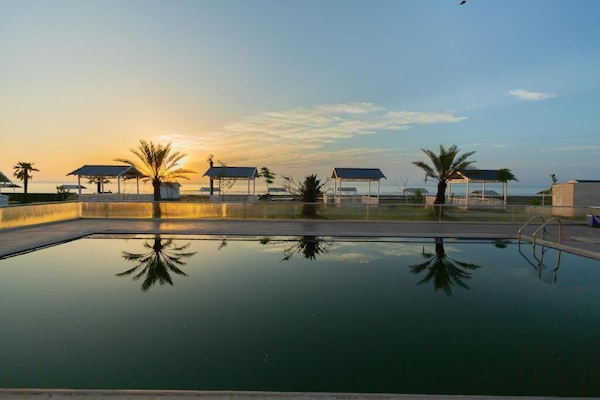 Außenpool, Sonnenschirme, Rettungsschwimmer vor Ort