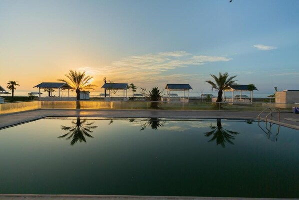 Piscina a l'aire lliure, para-sols i socorristes a les instal·lacions 