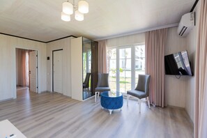 Deluxe Cottage, Balcony | Egyptian cotton sheets, premium bedding, desk, laptop workspace