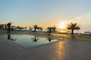 Außenpool, Sonnenschirme, Rettungsschwimmer vor Ort