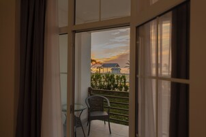 Comfort-Suite, Balkon, Meerblick | Bettwäsche aus ägyptischer Baumwolle, hochwertige Bettwaren