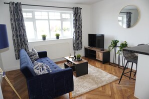 Smart TV - Charming 2 bedroom apartment, recently refurbished, great location pet friendly! (Anlaby)