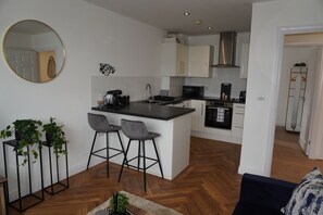 Microwave, oven, stovetop, cookware/dishes/utensils - Charming 2 bedroom apartment, recently refurbished, great location pet friendly! (Anlaby)