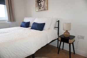 2 bedrooms, iron/ironing board, WiFi, bed sheets - Charming 2 bedroom apartment, recently refurbished, great location pet friendly! (Anlaby)