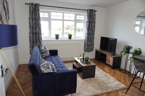 Smart TV - Charming 2 bedroom apartment, recently refurbished, great location pet friendly! (Anlaby)