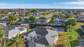 Zona residencial con casas, un canal y un puente.