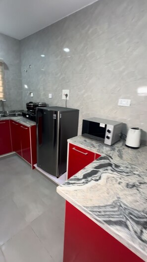 Refrigerador, microondas, placa de cocina, tetera/pava eléctrica