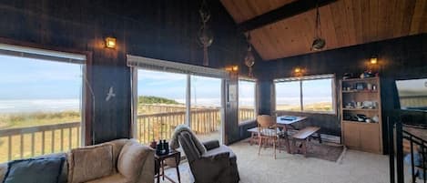 Smart-TV, Kamin, Bücher