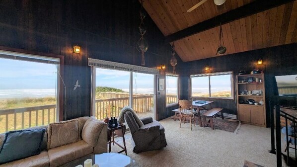 TV connectée, cheminée, livres