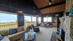 TV connectée, cheminée, livres