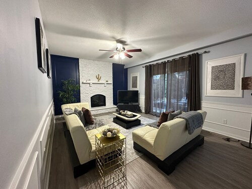 Charming Group Getaway Home Near the Lake – Perfect for Holidays & Reunions!