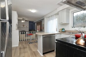 Mikrowelle, Ofen, Herdplatte, Geschirrspüler