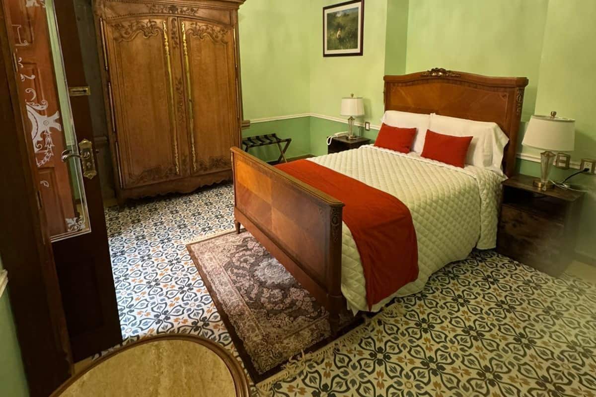 Quarto conforto | Roupas de cama premium, cofres nos quartos