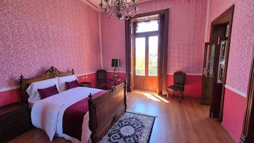 Habitación Confort, 1 habitación, vistas a la ciudad | Ropa de cama de alta calidad, caja fuerte, tabla de planchar con plancha