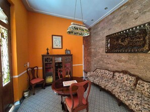 En 43-tommers smart-TV med digitale kanaler