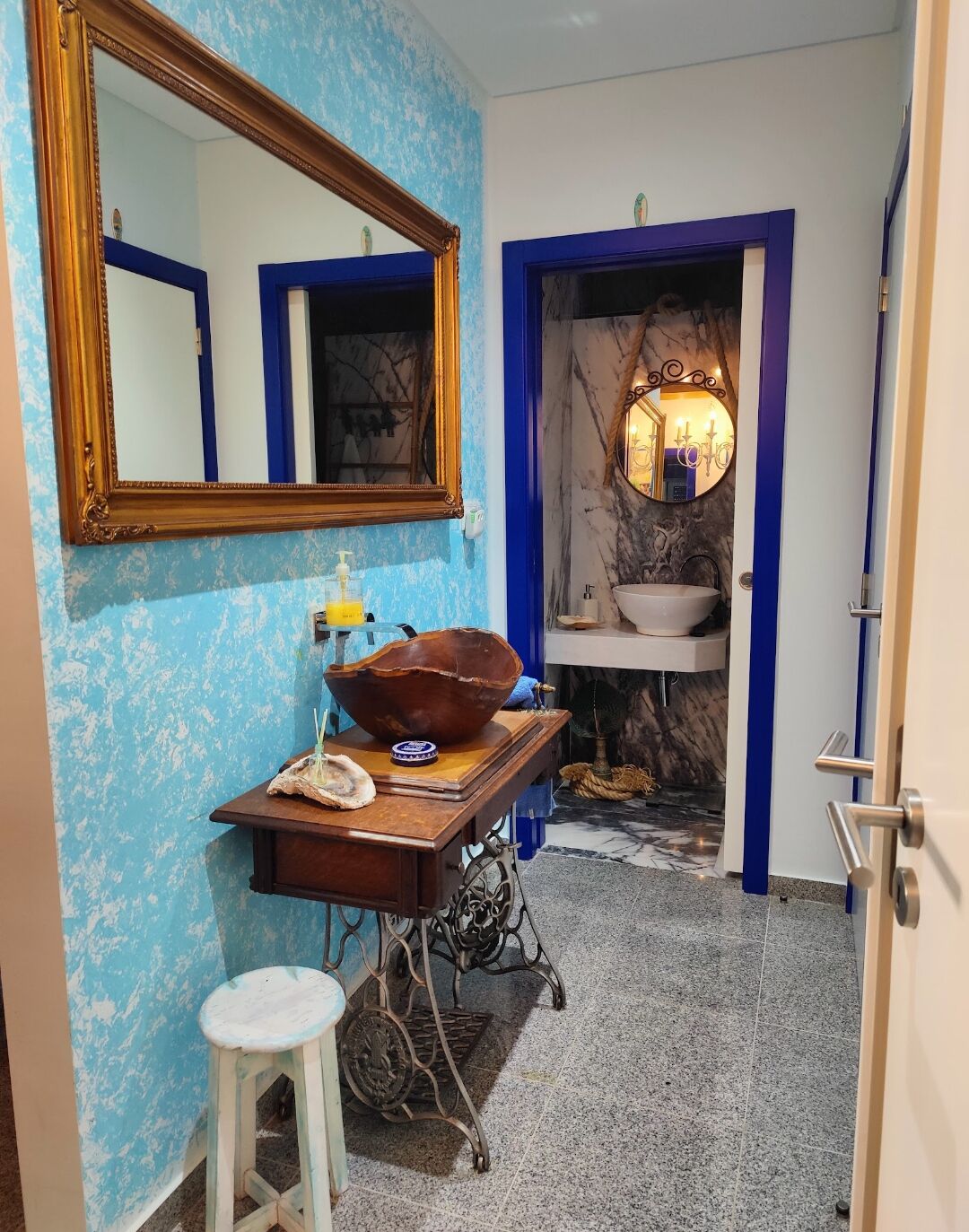 Dusj, hårføner, håndklær og såpe