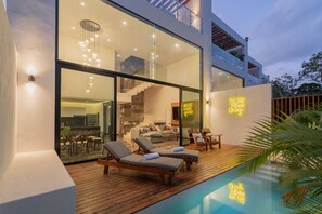 A modern house with a glass facade, a pool, and outdoor seating. - Karanda by Beach Please Tulum (Tulum)