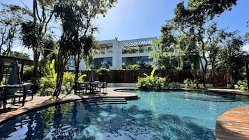 4 piscines extérieures