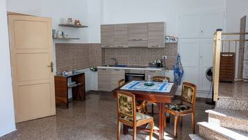 Mikroaaltouuni, uuni, liesi, kahvin-/teenkeitin