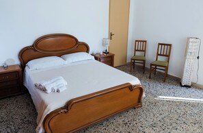 2 bedrooms, desk, iron/ironing board, free WiFi