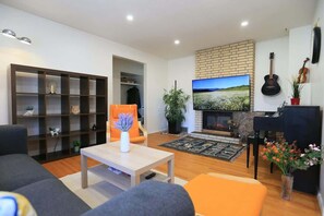 Televisión, chimenea y oficina 